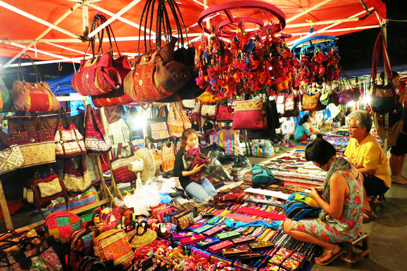 Chợ đêm Đồng Xuân bày bán nhiều mặt hàng đa dạng, thu hút đông đảo du khách tham quan, mua sắm. Ảnh: Việt Nguyễn